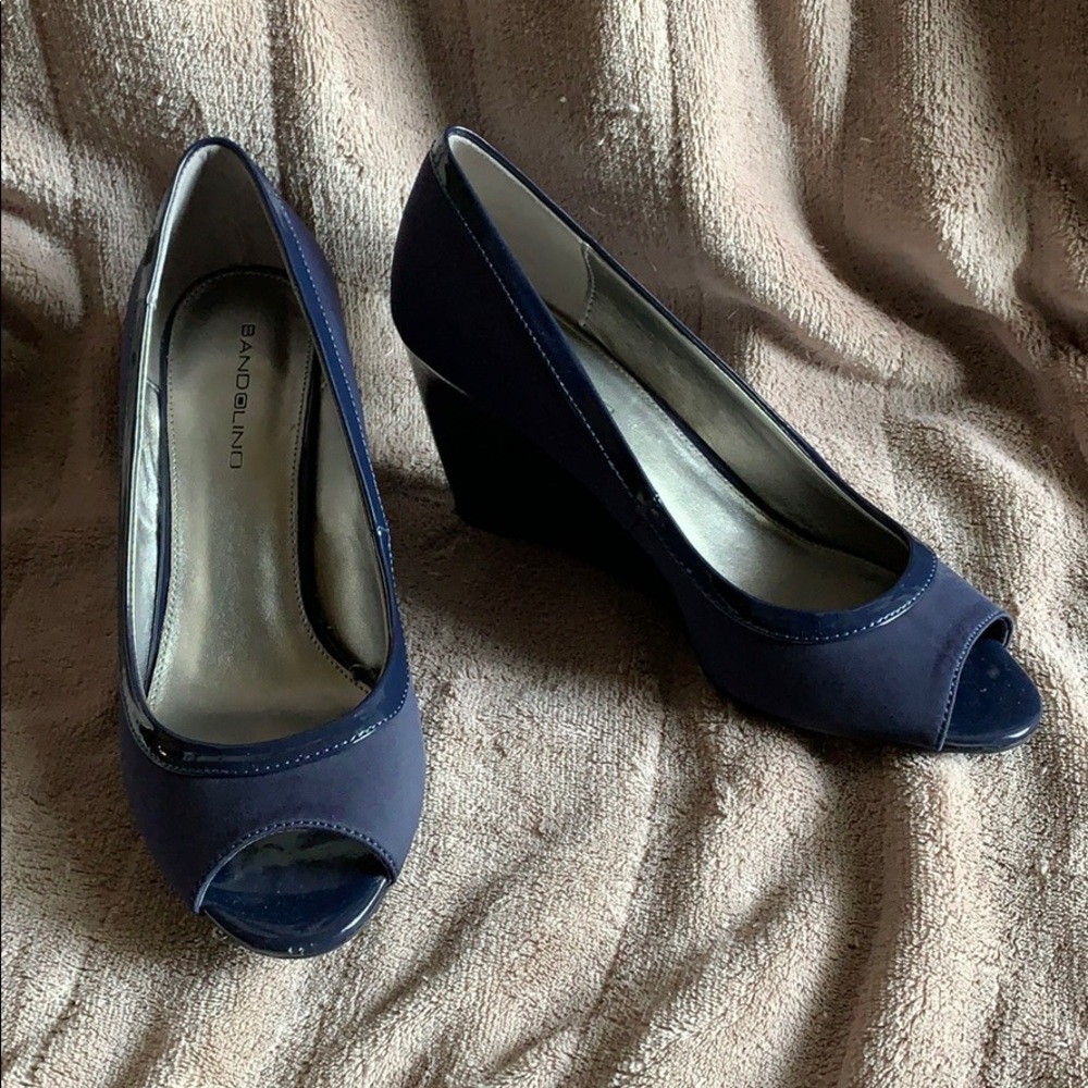 Bandolino peep toe navy wedges